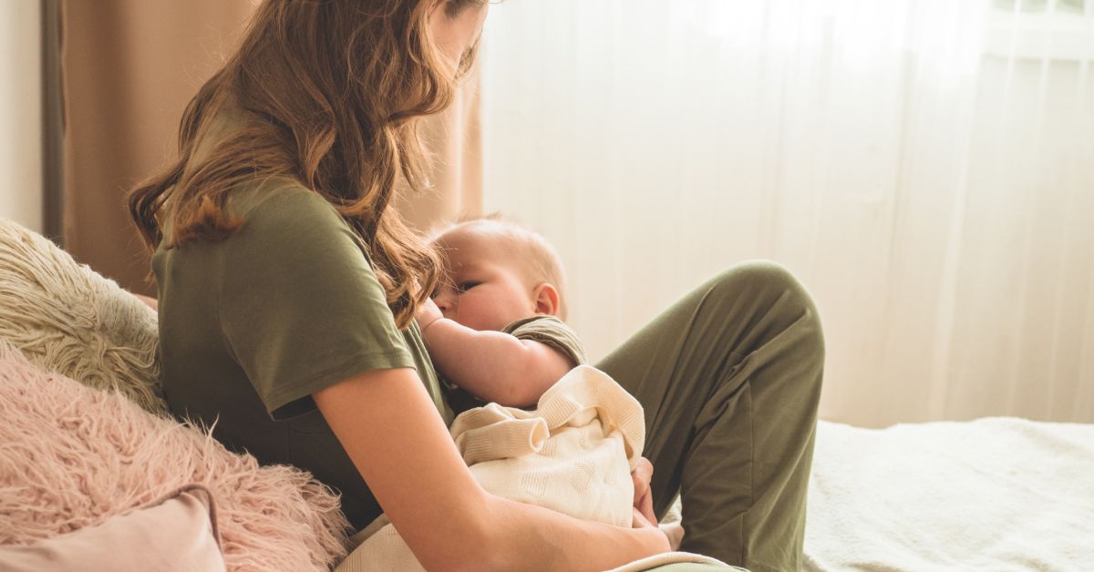 Allaitement et tisanes : quelles plantes sont compatibles ?