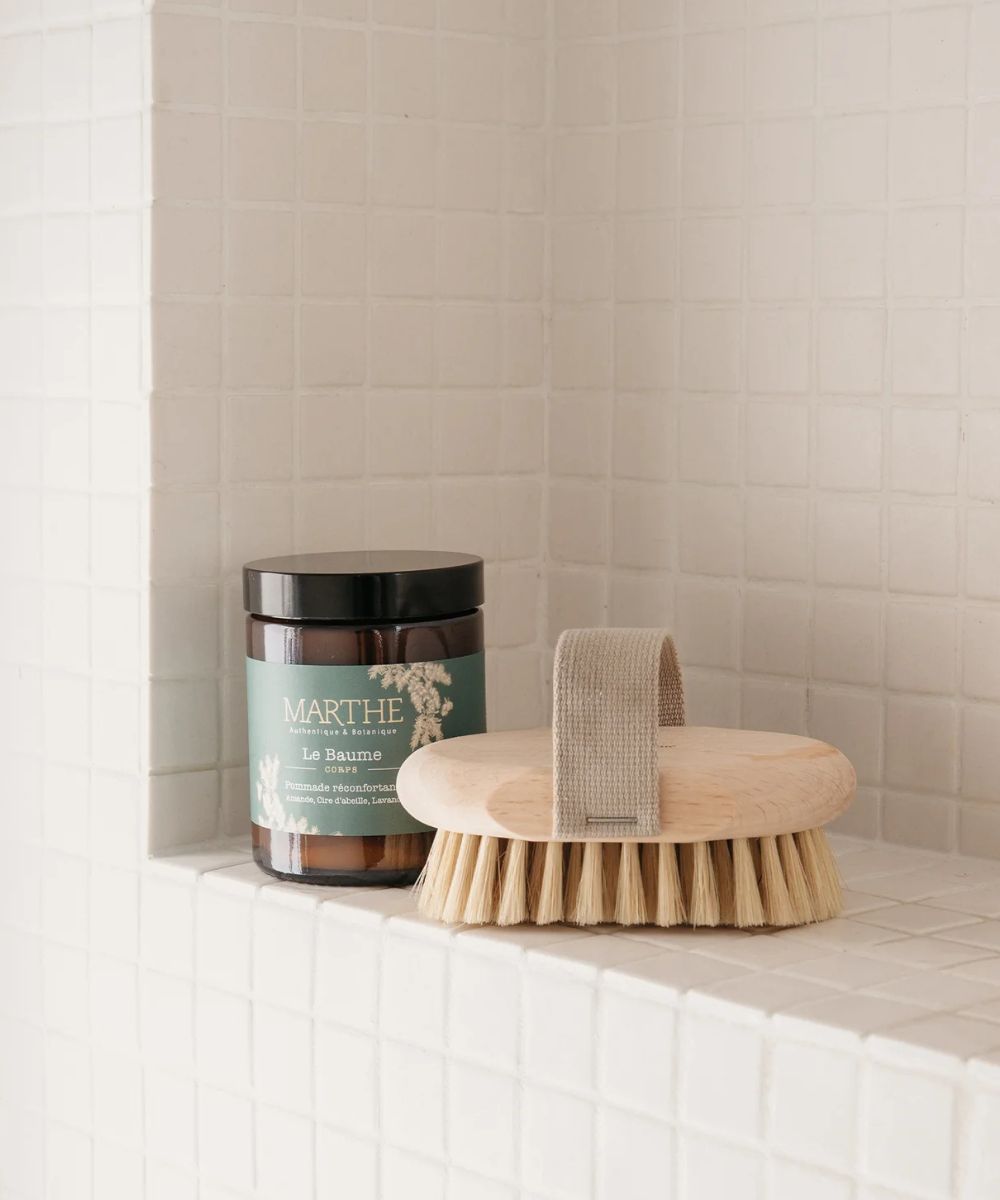 brosse de drainage lymphatique en bois gris pres des reines