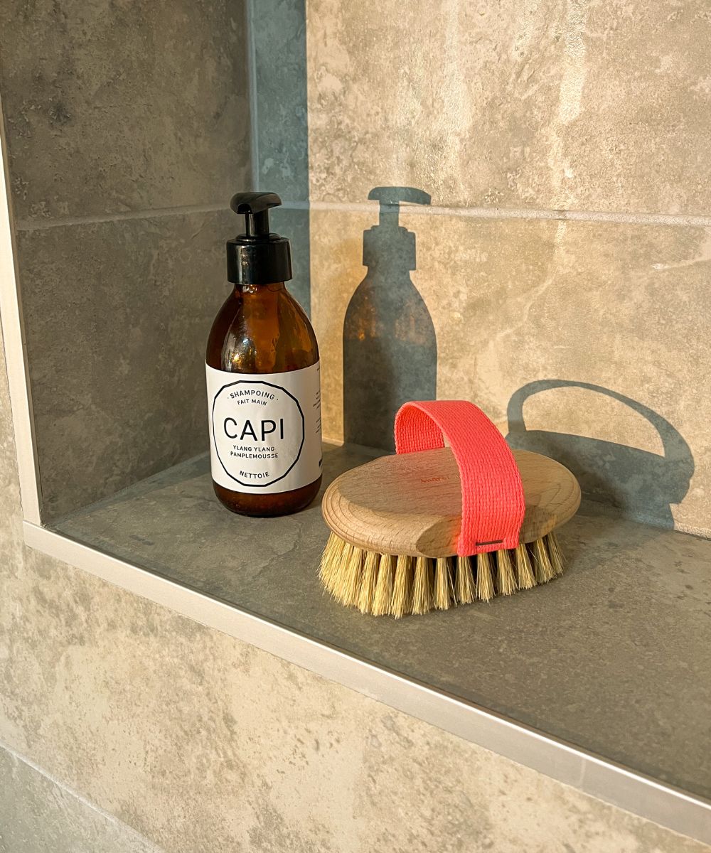 brosse de drainage lymphatique en bois pres des reines